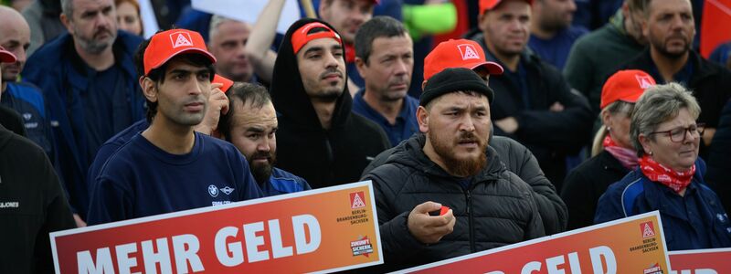 Die IG Metall startet Warnstreiks.  - Foto: Hendrik Schmidt/dpa