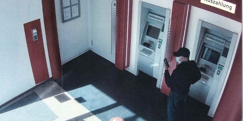 POL-HL: Lübeck - Stadtgebiet / Öffentlichkeitsfahndung nach Taschendiebstahl und Bargeldabhebung - Foto: presseportal.de