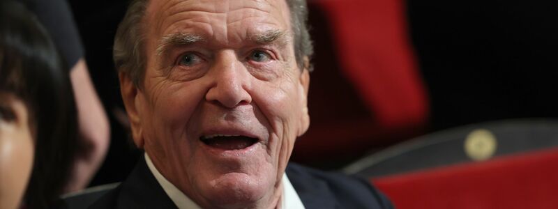 Ex-Kanzler Gerhard Schröder wird im Untersuchungsausschuss des Schweriner Landtags zur Erdgasleitung Nord Stream 2 als Zeuge befragt. (Archivbild) - Foto: Jens Büttner/dpa POOL/dpa