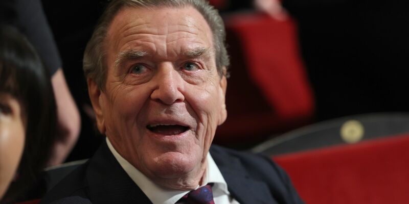 Altkanzler Gerhard Schröder steht wegen seiner Freundschaft mit dem russischen Präsidenten Wladimir Putin in der Kritik. (Archivbild) - Foto: Jens Büttner/dpa POOL/dpa