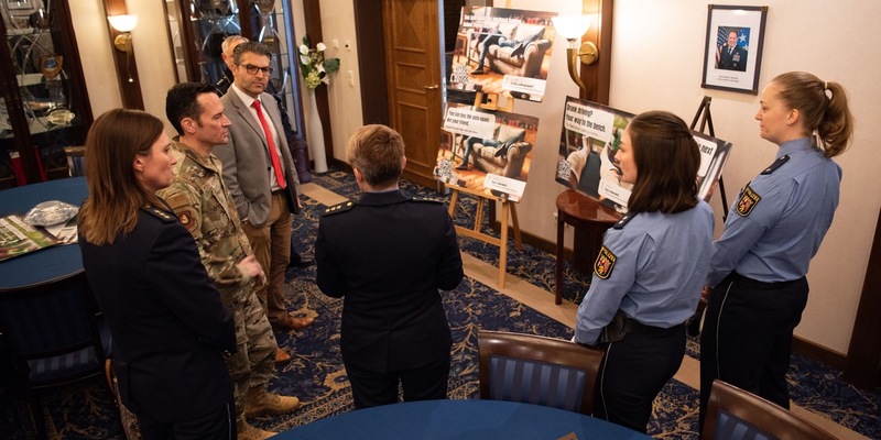 POL-PPWP: Deutsche Polizei und US Militärgemeinde Kaiserslautern stellen ihre Schlüsselmoment-Kampagne zur Verhinderung und Verringerung regionaler Alkoholdelikte vor - Foto: presseportal.de