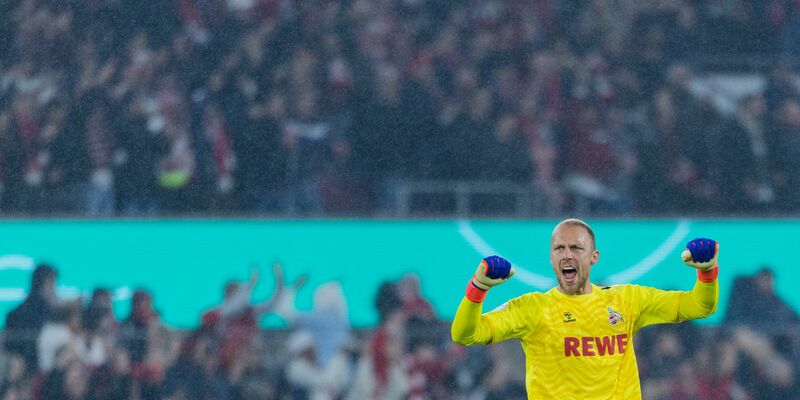 Kölns Lemperle köpft das 1:0 gegen Kiel - Foto: Rolf Vennenbernd/dpa