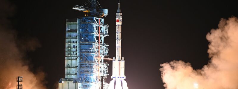 Eine Rakete vom Typ «Langer Marsch 2F» brachte das dreiköpfige Team ins All. - Foto: Wang Jiangbo/XinHua/dpa