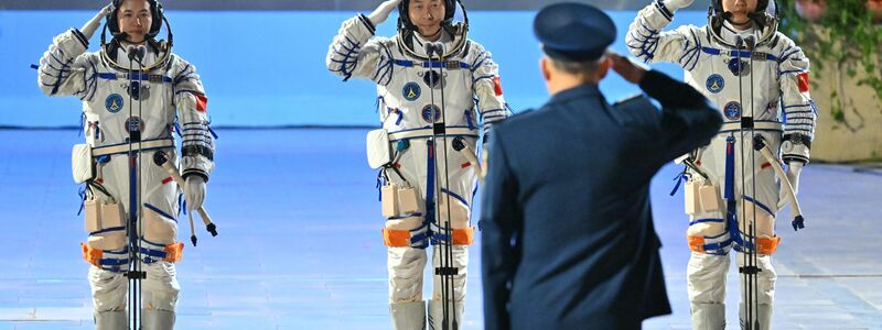 Mit Wang Haoze (l) ist erstmals seit 2022 wieder eine Frau Teil der Crew einer «Shenzhou»-Mission.    - Foto: Li Xin/XinHua/dpa