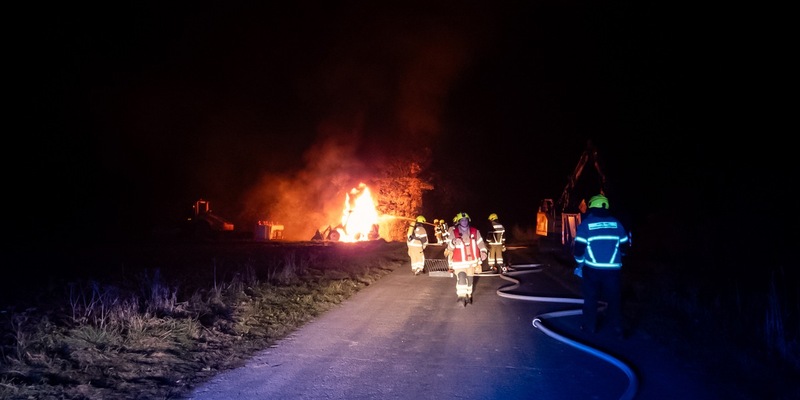 FW Wachtberg: Brennender Radlader bei Wachtberg-Gimmersdorf - Foto: presseportal.de