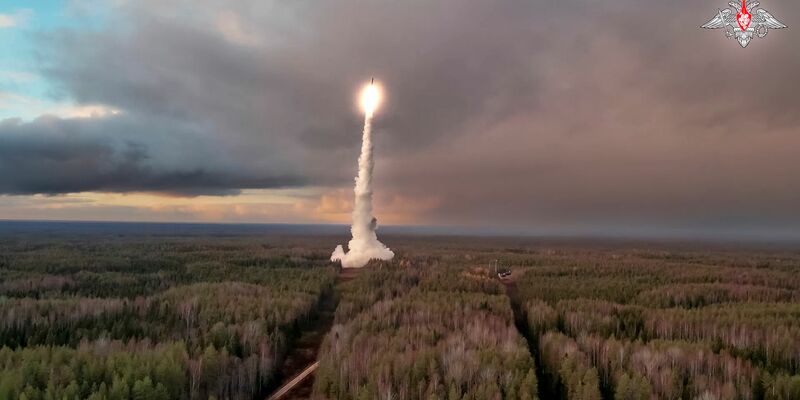 Mit einem Atommanöver mitten im Krieg will Russland Stärke demonstrieren. - Foto: Uncredited/Russian Defense Ministry Press via AP/dpa