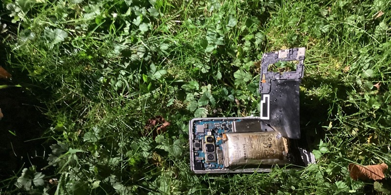 FW Dresden: Rauchentwicklung durch überhitzten Handyakku - schnelle Reaktion verhindert Schlimmeres - Foto: presseportal.de