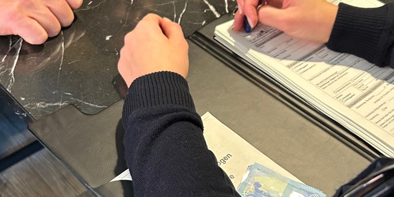 HZA-HST: Zoll führt Mindestlohnprüfungen durch ./. Im Landkreis Vorpommern-Rügen klickten die Handschellen - Foto: presseportal.de