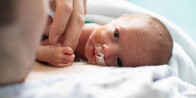 In der ersten Zeit mit einem Frühchen ist der Haut-zu-Haut-Kontakt, das Halten des Babys, die bloße Berührung oder auch das Wechseln der Windel wichtig, um mit dem Frühchen in Kontakt zu treten - Foto: presseportal.de