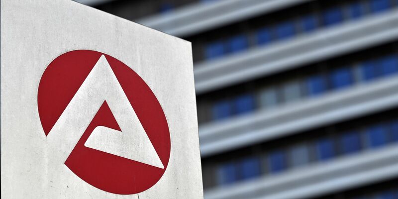 Die Bundesagentur für Arbeit gibt die Arbeitsmarktstatistik für Oktober bekannt. - Foto: Martin Schutt/dpa