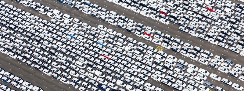 Die deutsche Wirtschaft schwächelt - auch die Autoindustrie steht unter großem Druck (Archivbild). - Foto: Tobias Bruns/dpa