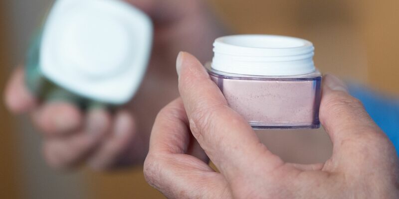 Schon die Liste der Inhaltsstoffe verrät bei manchen Kosmetika: Hier ist Verbotenes drin. (Symbolbild) - Foto: Sebastian Kahnert/dpa-Zentralbild/dpa