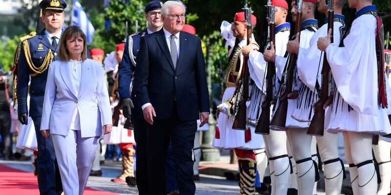 Bundespräsident Frank-Walter Steinmeier wird in Athen mit Reparationsfragen konfrontiert. - Foto: Bernd von Jutrczenka/dpa