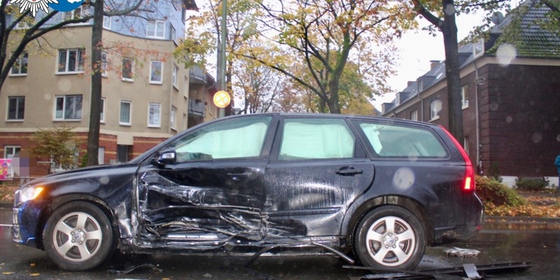 POL-DU: Alt-Homberg: Kollision im Kreuzungsbereich - Zwei Verletzte - Foto: presseportal.de