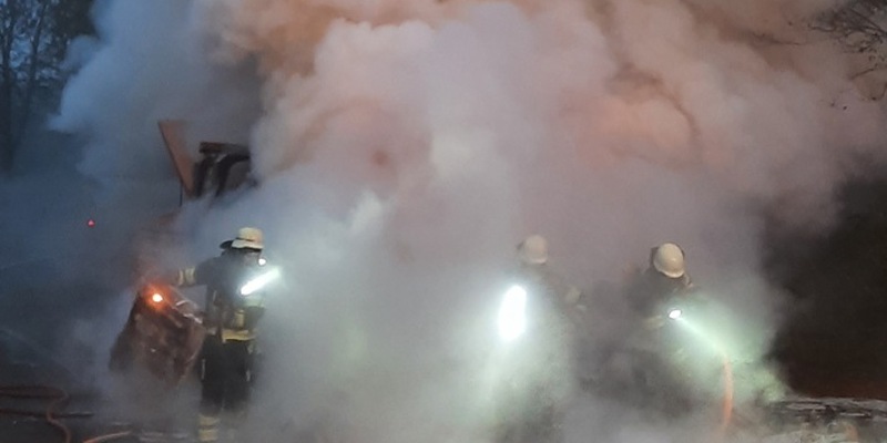 FW-M: Müllpresse in Brand (Moosach) - Foto: presseportal.de