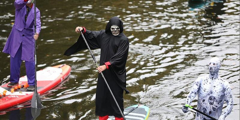 Menschen in Halloween-Verkleidung beim Paddeln (Archiv) - Foto: über dts Nachrichtenagentur