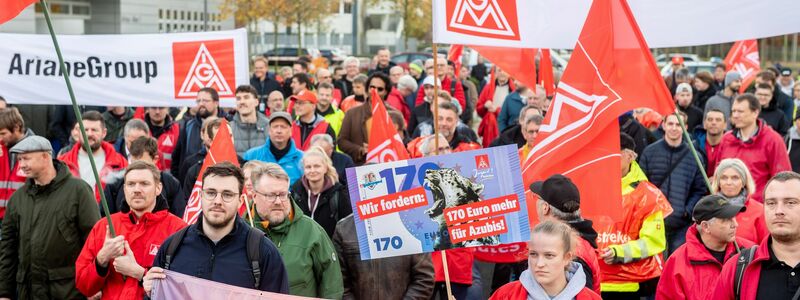 Die IG Metall organisiert weitere Warnstreiks.  - Foto: Hauke-Christian Dittrich/dpa