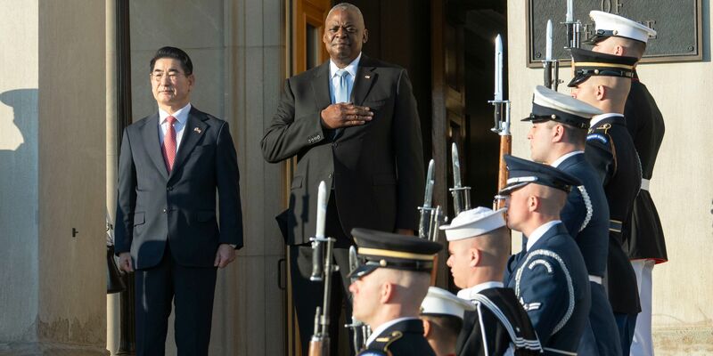 US-Außenminister Austin traf seinen südkoreanischen Amtskollegen in Washington. Hauptthema: Die von Nordkorea nach Russland entsandten Soldaten. - Foto: Kevin Wolf/FR33460 AP/AP