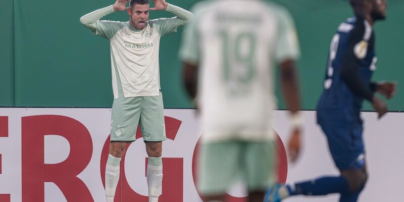 Paderborns Spieler reagieren nach dem 0:1 gegen Werder Bremen. - Foto: David Inderlied/dpa