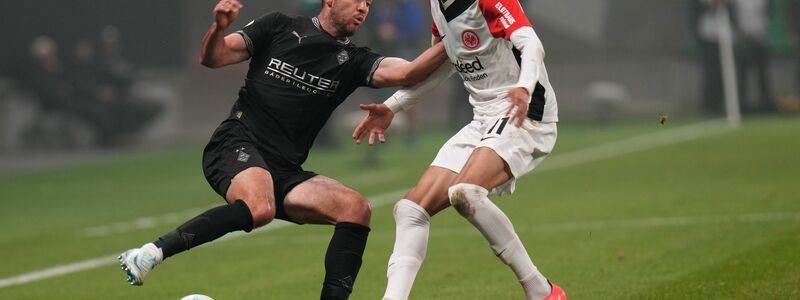 Trotz Unterzahl schafft es die Eintracht ins Achtelfinale des DFB-Pokals. - Foto: Thomas Frey/dpa