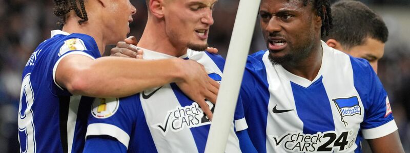 Hertha BSC darf weiter vom Pokal im heimischen Olympiastadion träumen. - Foto: Soeren Stache/dpa