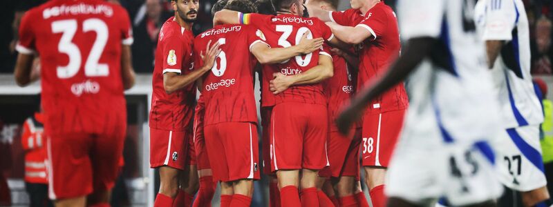 Der SC Freiburg setzt sich gegen den zweitklassigen Hamburger SV durch. - Foto: Philipp von Ditfurth/dpa