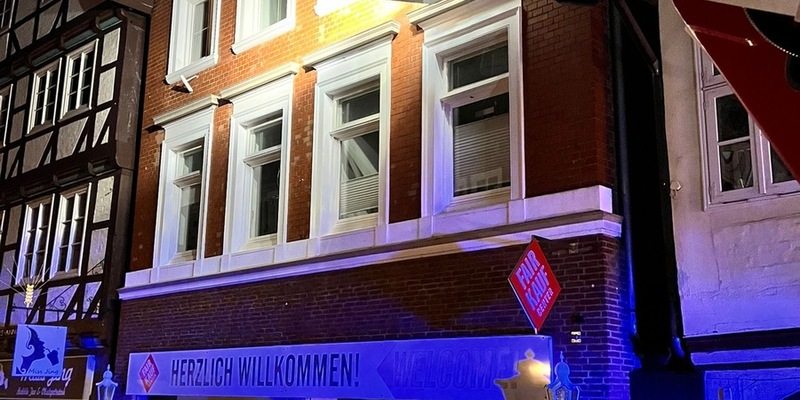 FW Celle: Falschparker behindern Feuerwehr - Einsatz in der Altstadt! - Foto: presseportal.de