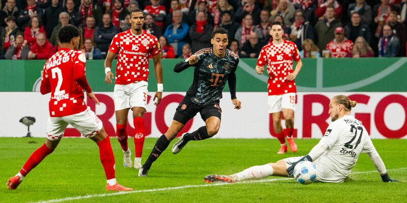 Mainz-Torhüter Zentner wurde von Harry Kane am Kopf getroffen. - Foto: Torsten Silz/dpa