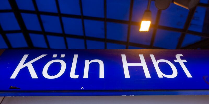 Am Kölner Hauptbahnhof ist eine Person von einem Zug überrollt und getötet worden. (Archivlbild) - Foto: Thomas Banneyer/dpa