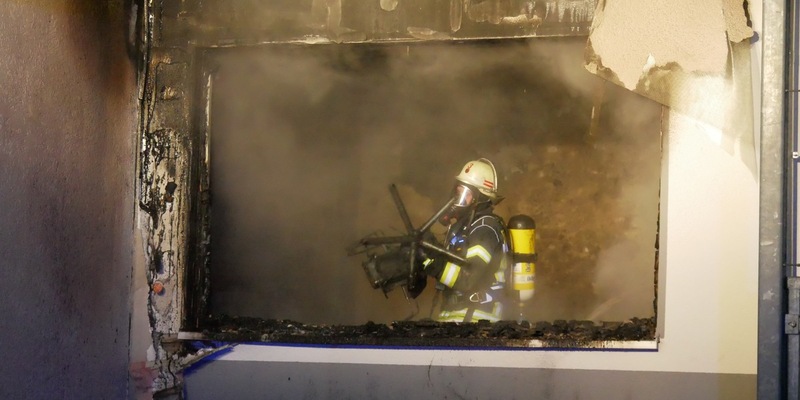FW Celle: Zimmerbrand in voller Ausdehnung, drohender Flammenüberschlag ins Obergeschoss, 15 betroffene Personen - Feuerwehr und Rettungsdienst waren am Mittwochabend im Einsatz! - Foto: presseportal.de