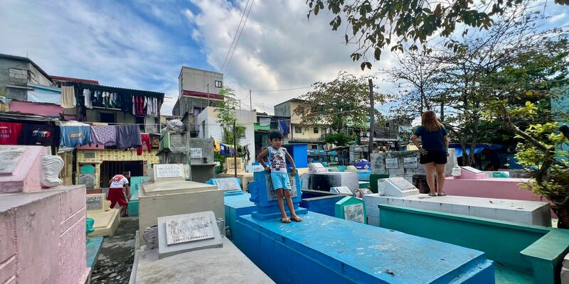 Wäsche waschen zwischen Gräbern - Normalität auf dem Manila North Cemetery. - Foto: Carola Frentzen/dpa