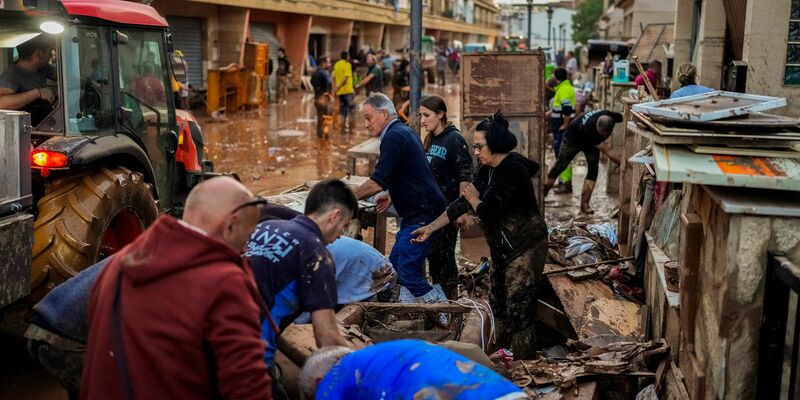 Ministerpräsident Sánchez will heute in die Region reisen (Foto aktuell). - Foto: Manu Fernandez/AP/dpa