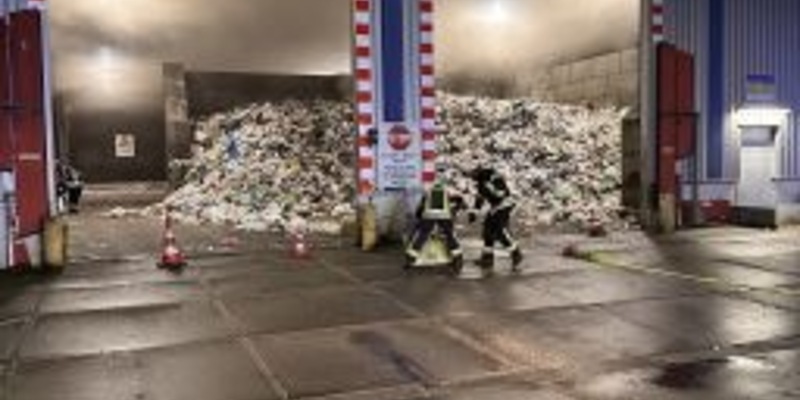 FW-MH: Brand in einem Entsorgungsbetrieb - Foto: presseportal.de