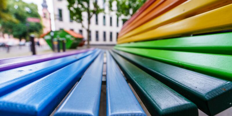 Mit dem neuen Selbstbestimmungsgesetz können Menschen ihren Vornamen und ihren Geschlechtseintrag einfacher ändern. (Symbolbild) - Foto: Andreas Arnold/dpa