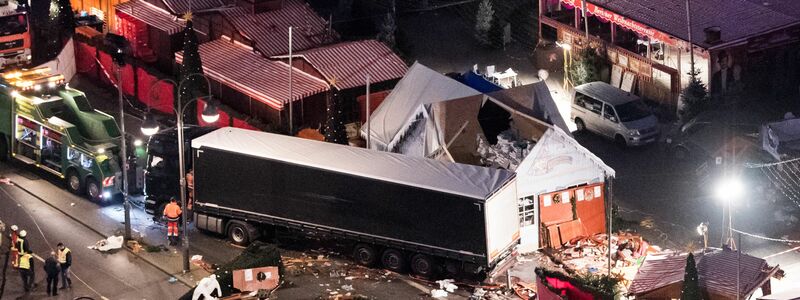 Der folgenschwerste islamistische Terroranschlag in Deutschland wurde im Dezember 2016 in Berlin verübt, wo ein abgelehnter Asylbewerber aus Tunesien einen gestohlenen Lastwagen in die Menschenmenge auf einem Weihnachtsmarkt lenkte. Den LKW-Fahrer hatte er vorher erschossen. Der Attentäter tötete auf dem Breitscheidplatz zwölf Menschen. Fast 170 Menschen wurden verletzt, teils schwer. Einer von ihnen starb 2021 an den Langzeitfolgen seiner Verletzungen. (Archivfoto) - Foto: Bernd von Jutrczenka/dpa