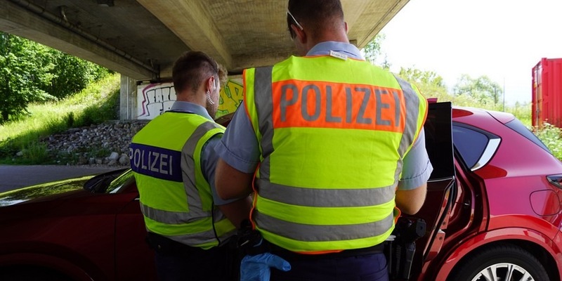 Bundespolizeidirektion München: Unerlaubter Verwandtschaftsdienst/ Bundespolizei bringt Migranten in Haft - Foto: presseportal.de