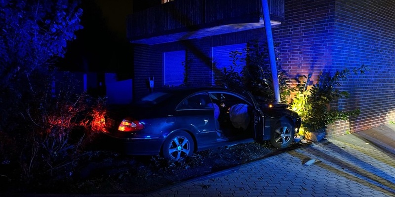 POL-KLE: Geldern - Verkehrsunfall / 20-Jähriger verunfallt und kommt im Vorgarten zum Stehen - Foto: presseportal.de