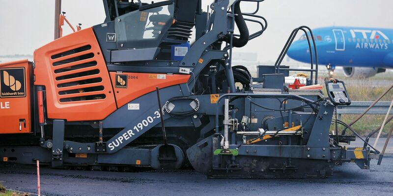 Fraport testet das neue Material zunächst auf dem Vorfeld in einer 200 Meter langen Sackgasse. (Handout) - Foto: Fraport/dpa