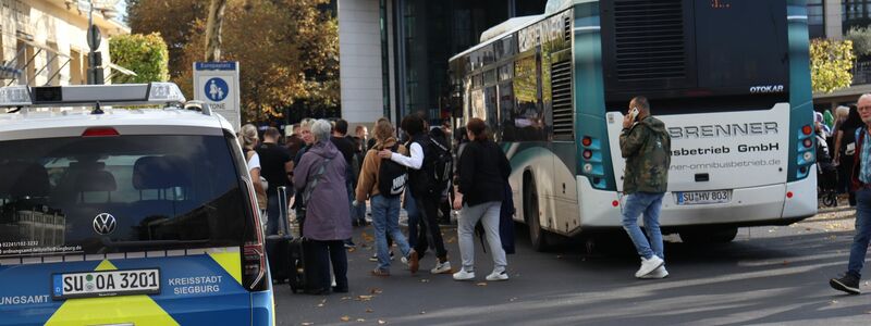 Fahrzeuge der Polizei stehen am Siegburger Bahnhof. - Foto: Fototeam Raitz & Böhm/dpa