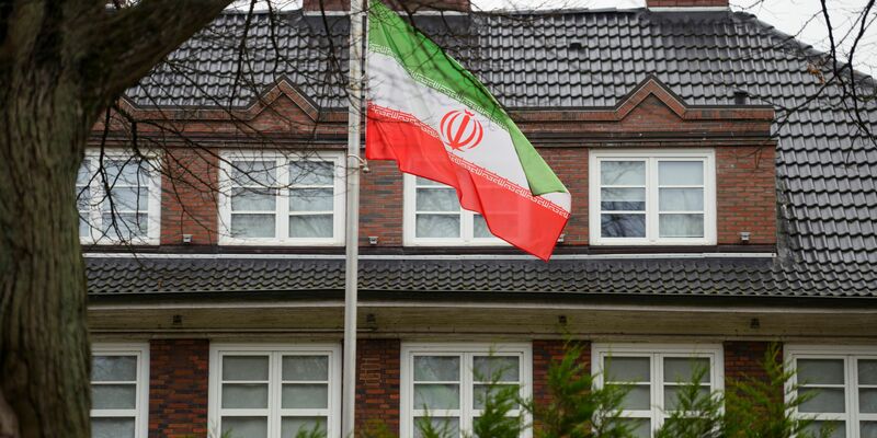 Drei Wochen nach der vom Iran bekanntgegebenen Hinrichtung des Deutsch-Iraners Sharmahd hat die Bundesregierung die angekündigten Konsequenzen vollzogen. Die Botschaft in Berlin bleibt geöffnet. - Foto: Gregor Fischer/dpa