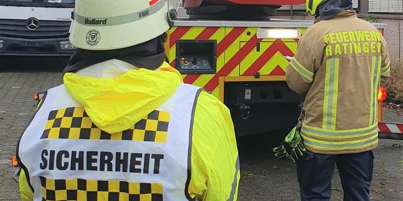 FW Ratingen: Acht neue Ausbilder für Hubrettungsfahrzeuge! - Foto: presseportal.de