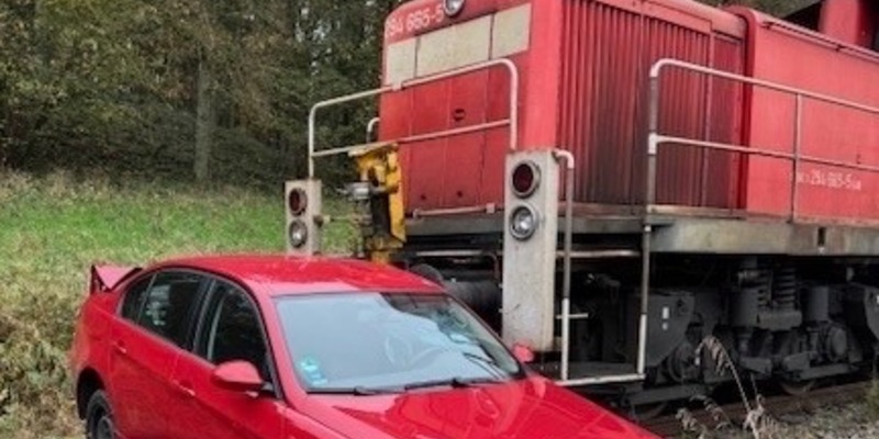 BPOL-KL: Güterzug kollidiert mit PKW auf der Bahnstrecke zwischen Steinwenden und Obermohr - Foto: presseportal.de