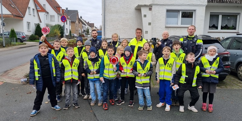 POL-HX: Polizeikontrolle an Halloween: Kinder verteilen Denkzettel oder Dankzettel - Foto: presseportal.de