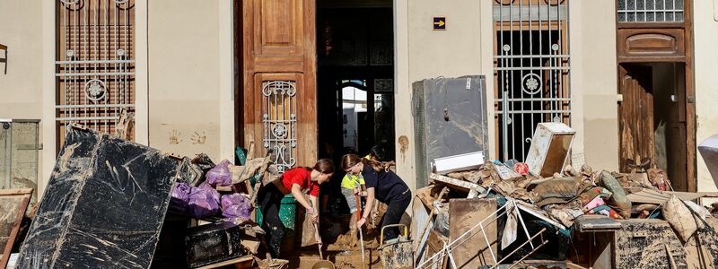 König Felipe im Katastrophengebiet. - Foto: Rober Solsona/EUROPA PRESS/dpa