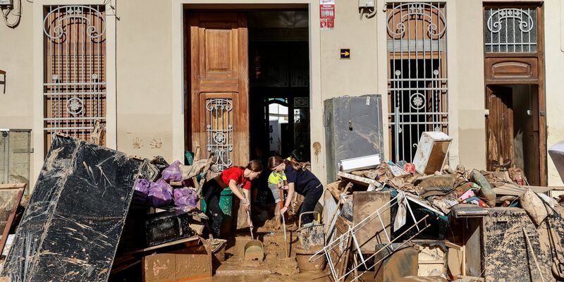 Vielerorts ist das Aufräumen noch nicht möglich - Foto: Rober Solsona/EUROPA PRESS/dpa