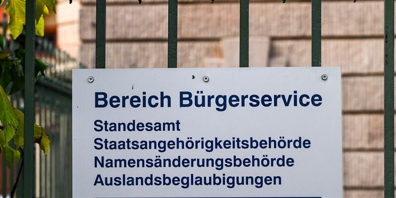 Seit Inkrafttreten des Selbstbestimmungsgesetzes reicht eine Erklärung beim Standesamt, um den Geschlechtseintrag zu ändern. (Archivbild) - Foto: Jens Kalaene/dpa