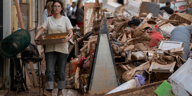 Noch immer versperren Autoberge Straßen und Hauseingänge. - Foto: Jorge Gil/EUROPA PRESS/dpa