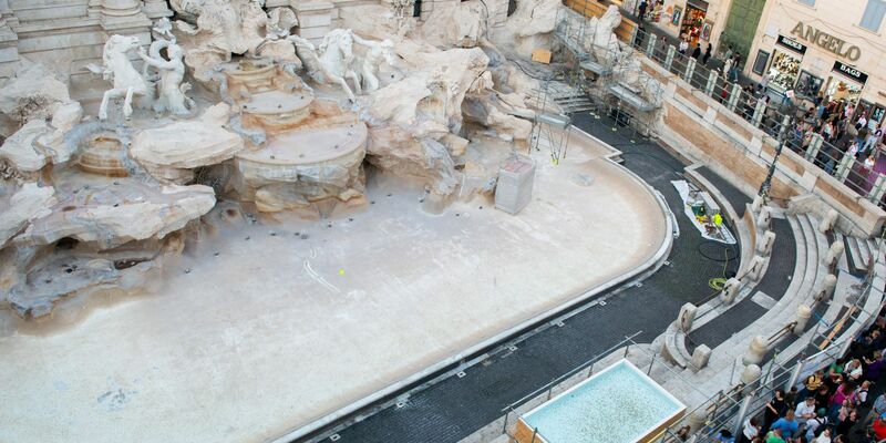 Wenige Stunden nach dem Aufbau des Pools lagen bereits zahlreiche Münzen im Wasser. - Foto: Valentina Stefanelli/LaPresse via ZUMA Press/dpa