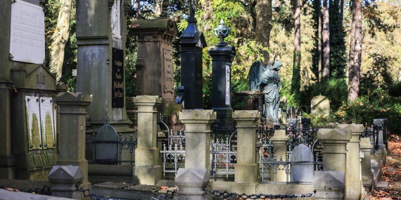 Der Alterungseffekt der Bevölkerung hat  auch Auswirkungen auf die Bestattungsbranche. (Archivbild) - Foto: Oliver Berg/dpa