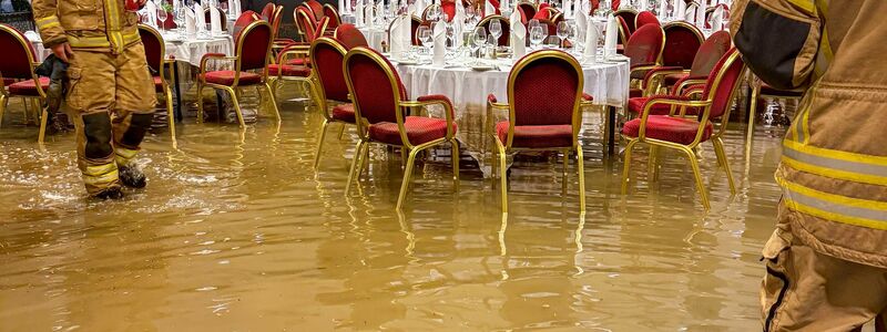 Das Unwetter Jakob führte in Norwegen zu Überschwemmungen - wie hier in einem Hotelsaal. - Foto: Britt Marie Grieg/NTB/dpa